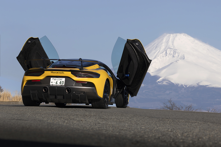 ドアはスーパーカーらしいはね上げ式。真上ではなく斜め上に開くため、乗り降りにはそれなりのスペースが必要だ。