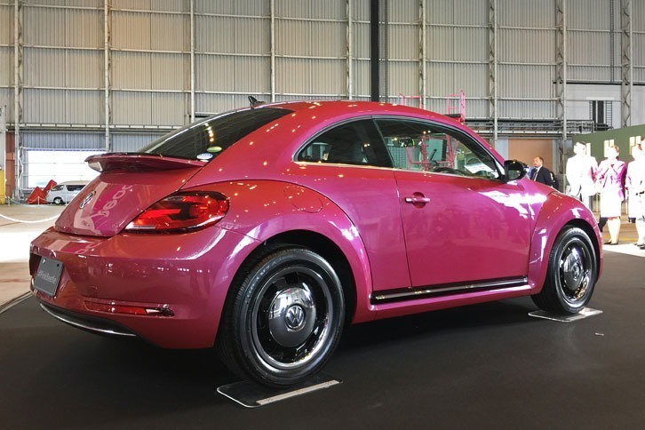 VGJは「#PinkBeetle」（写真）を300台限定で販売する。これに加え、ピーチのロゴとブランドカラーをボディーの両サイドに追加した「#PinkBeetle Peach Edition」を“機内販売専用限定車”として5台販売する。