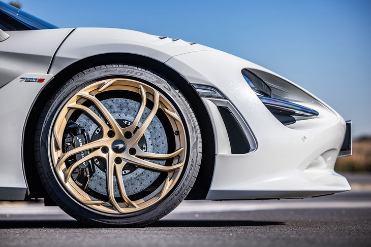 新しい10本スポークデザインのホイールは左右でデザインが異なり、装着位置が定められているこだわりのアイテム。これにフロント：245/35ZR19、リア：305/30ZR20サイズの「ピレリPゼロ」タイヤを組み合わせる。