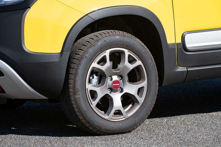 専用デザインの10スポークアルミホイール。タイヤサイズは175/65R15で、試乗車は「グッドイヤー・デュラグリップ」を履いていた。