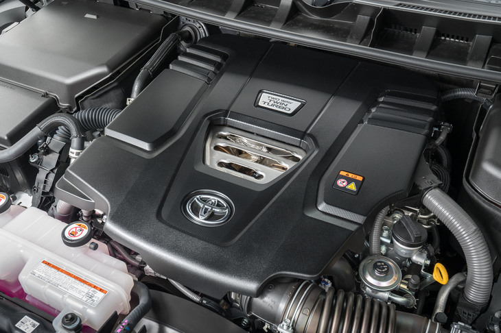 新型では、新開発の3.3リッターV6ディーゼル ターボエンジン「F33A-FTV」の採用も大きな話題に。ディーゼルエンジンは従来型には設定がなかったため、“100系”以来の久々の復活となった。