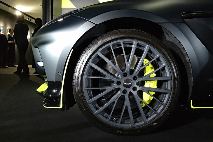 アストンマーティンDBX707ミッドナイト ポディウムエディション