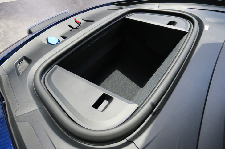 ポルシェ・タイカン4クロスツーリスモ（フロントトランク）