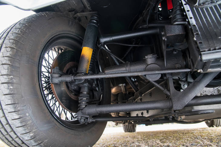 フロントサスペンションはスライディングピラー式。今日ではモーガン以外のモデルでは見られなくなった形式だ。