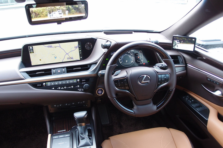 “程よい包まれ感”が演出されたコックピット周辺部。インストゥルメントパネルのセンターには12.3インチのモニターがレイアウトされる。