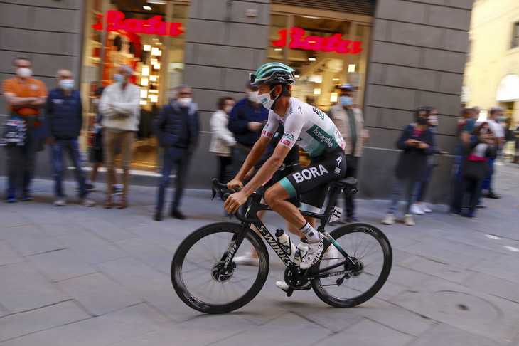 ドイツのチーム「ボーラ-ハンス・グローエ」のフェリックス・グロースシャルトナー選手がスタート地点に向かう。本戦前はマスク着用である。