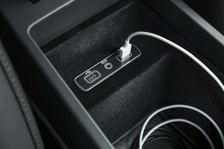 センターコンソールのひじ掛けの下には、USBやAUXのソケットが備わる。スマートフォンを接続することで、Apple CarPlayやAndroid Autoが利用できる。