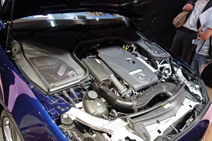 「E400 4MATICクーペ スポーツ」のエンジンルーム。3リッターV6ツインターボエンジンは、最高出力333ps、最大トルク480Nmを生み出す。