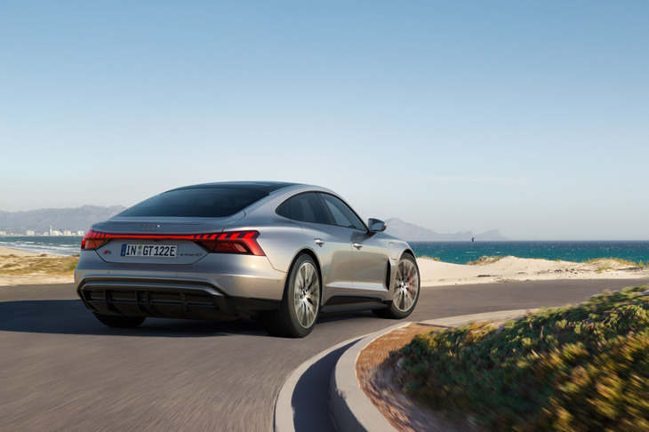 「S e-tron GT」のリアビュー。リアまわりでは、ディフューザーのインレイがボディー同色に変更された。