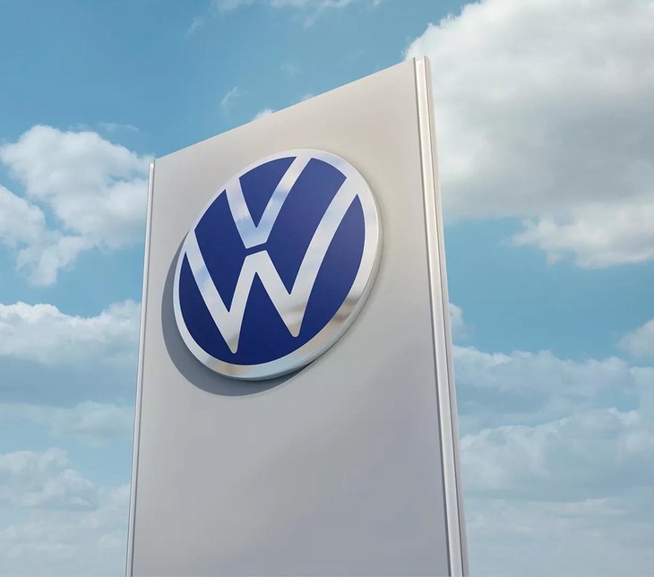 2019年9月に初公開された、フォルクスワーゲンの新エンブレム。1930年代から変わらぬ「VW」ロゴではあるものの、平面的で細くシンプルなデザインとなった。