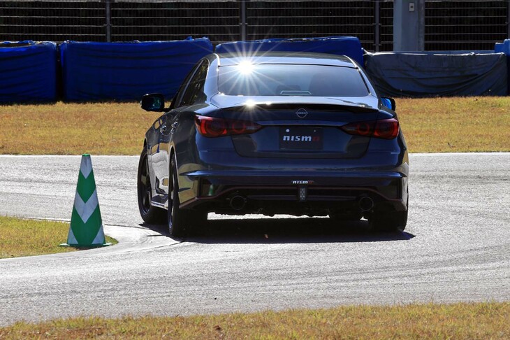 洗練された乗り味や軽やかな身のこなしに加え、手ごわい操作性も感じられた「スカイラインNISMO」のNISMOパーツ装着車。ベースモデルとは一線を画す走り味が、確かに感じられる一台だった。