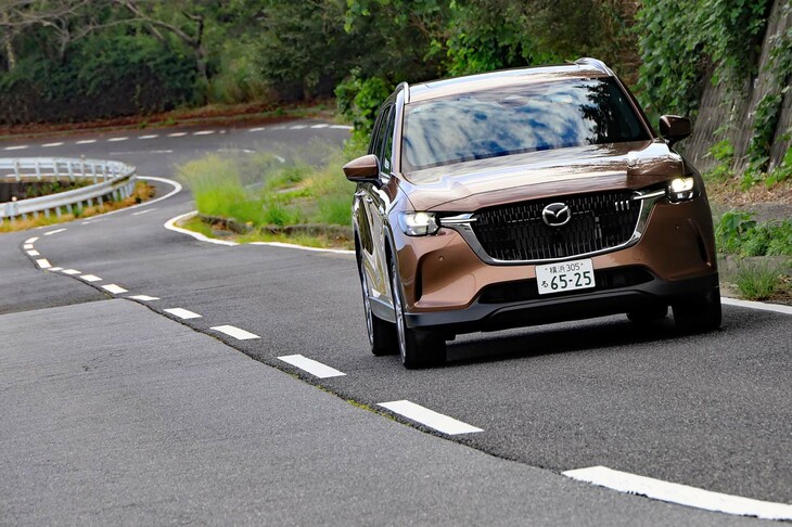 試乗コースには写真のように道のうねったワインディングロードも含まれていたが、「CX-80」はそうした場所も軽快かつ快適に走ってくれた。
