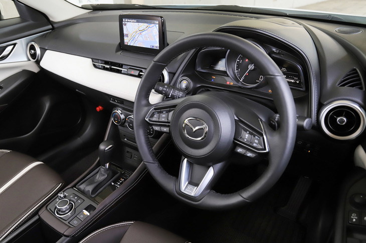 特別仕様車「エクスクルーシブ モッズ」のインストゥルメントパネルまわり。同車を含めCX-3のインテリアデザインは女性のデザイナーが担当している。