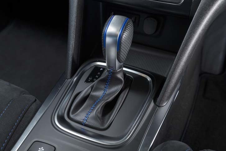 トランスミッションは7段のデュアルクラッチ式ATを採用する。ステアリングポストにはシフトパドルも装着される。
