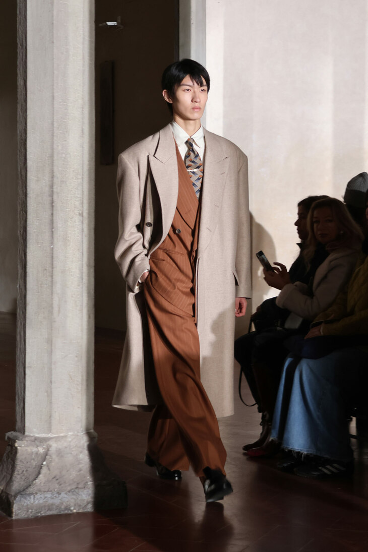 ソウシオオツキのショーから。日本のバブル期に流行したイタリアのスーツをもとに、その“逆輸入”を試みたという。