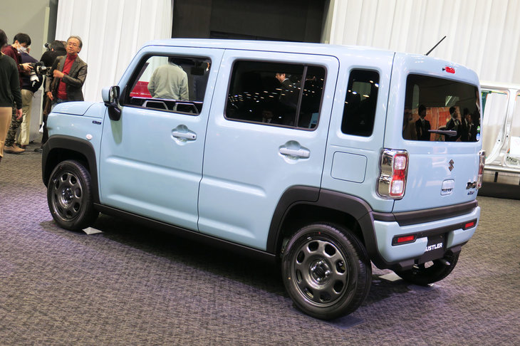 ボディーカラーは「オフブルーメタリック」のモノトーン。初代と比べてスクエアな形状となり、リアにクオーターウィンドウが追加された新型のスタイリングがよくわかる。