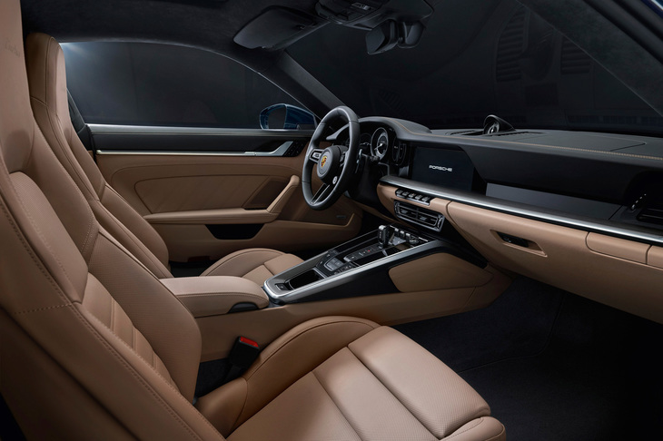 インテリアは最新の「911」に準じたデザイン。14Way電動スポーツシートやスポーツクロノパッケージ、マルチファンクション／モードスイッチ付きGTスポーツステアリングホイールなどを標準装備している。