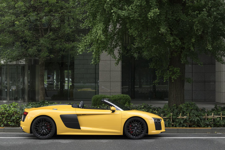 新型「アウディR8スパイダー」は、2016年3月のニューヨーク国際オートショーでデビュー。日本では2017年6月に発売された。