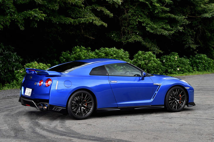 
	【日産GT-Rプレミアムエディションのスペック】
	ボディーサイズ：全長×全幅×全高＝4710×1895×1370mm／ホイールベース：2780mm／車重：1770kg／駆動方式：4WD／エンジン：3.8リッターV6 DOHC 24バルブ ターボ／トランスミッション：6段AT／最高出力：570PS（419kW）/6800rpm／最大トルク：637N・m（65.0kgf・m）/3300-5800rpm／タイヤ：（前）255/40ZRF20 101Y／（後）285/35ZRF20 104Y（ダンロップSP SPORT MAXX GT 600 DSST CTT）／燃費：7.8km/リッター（WLTCモード）／価格：1232万9900円
	
	【取材時の燃費データ】
	テスト距離： 204.6km（市街地1：高速道路8：山岳路1）／使用燃料：34.7リッター（ハイオクガソリン）／参考燃費：5.9km/リッター（満タン法）／6.6km/リッター（車載燃費計計測値）
	