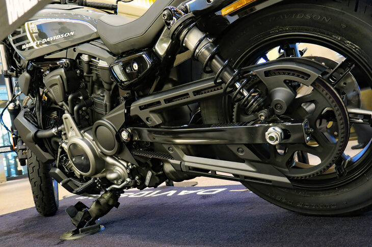 ハーレーダビッドソン・ナイトスター（リアスイングアーム＆ドライブベルト）