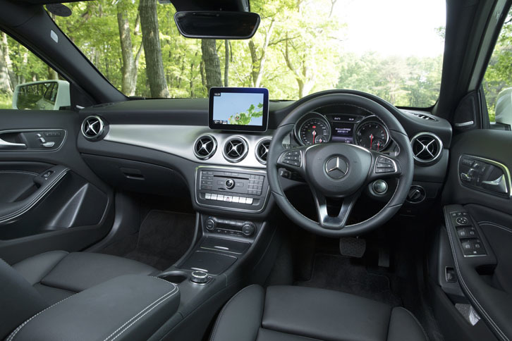 インテリアについては、基本的に従来型と変わっていない。ダッシュボード前面のシルバーの加飾は、セットオプションの「ベーシックパッケージ」に含まれるもので、標準ではブラック仕上げとなる。