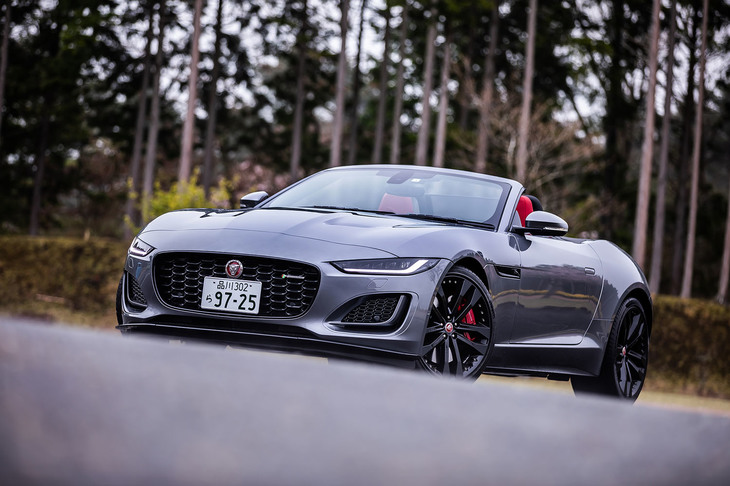 今回試乗した「ジャガーFタイプR-DYNAMICブラック コンバーチブルP450」は、2022年モデルに引き続き、2023年モデルにも設定される特別仕様車。車両本体価格は1696万円。