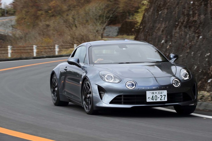 前後の重量配分は、「2人が乗車し燃料や油脂類を満たした状態で44：56」と公表される。