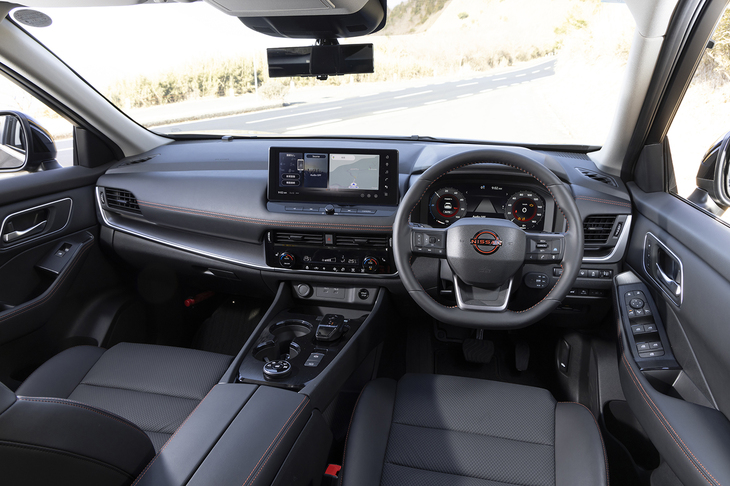 インテリアはブラックを基調にステッチなどでラバレッドのアクセントを少々。Google対応のインフォテインメントシステムは2025年のマイナーチェンジで採用された。