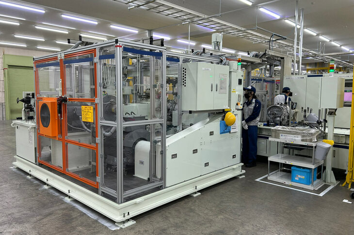 トランスアクスルの振動・作動音をチェックする検査設備。複数のマイクによってギアやモーター、ジェネレーターが発する音を収集し、計測を行う。