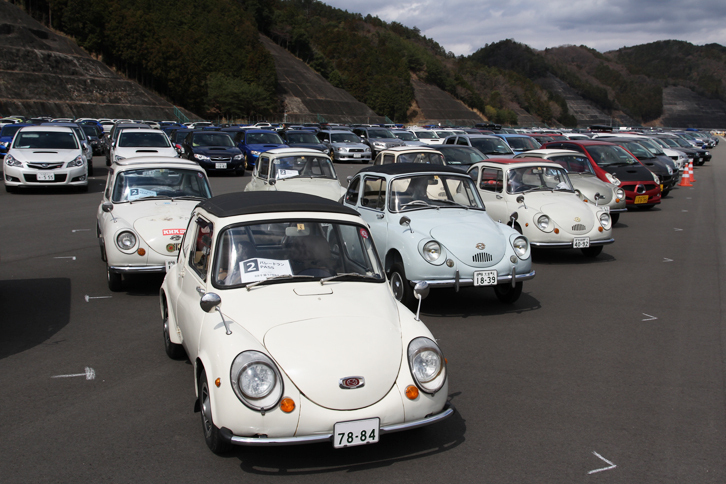 ファンが乗りつけた約1000台のスバル車は、原則として車種別に止められた。これは「スバル360」が集まった一角を中心としたショット。
