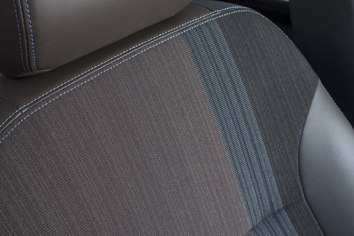 ブラックとブラウンのコンビネーションに、ミント系の差し色が添えられる「プレミアムコンビネーションインテリア」。シート地のほか、インストゥルメントパネルにもアクセントステッチが施される。