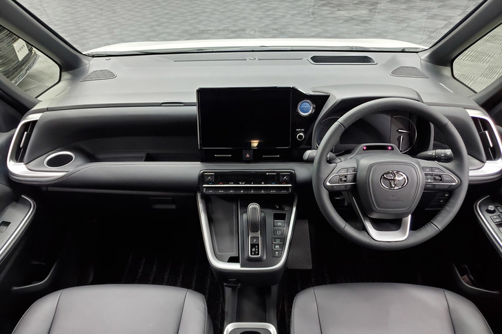 水平基調のインストゥルメントパネルまわり。従来モデルからイメージを一新し、左右対称なダッシュボードにメーターパネルとセンターディスプレイを備え付けたような意匠となった。