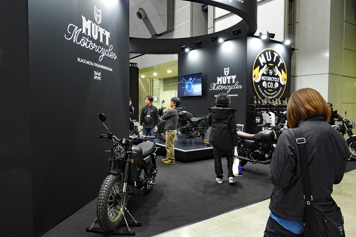 「東京モーターサイクルショー2024」の会場より、マットモーターサイクルズのブースの様子。