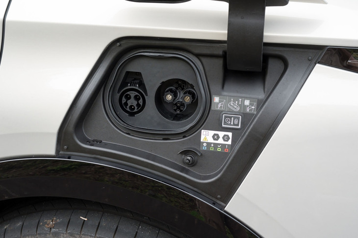 急速充電は最大で160kWまでの入力に対応。バッテリーの状態による“たれ”の少なさも特徴で、20％から80％への急速充電では、平均で126kWというクラストップレベルの受電能力を実現している。