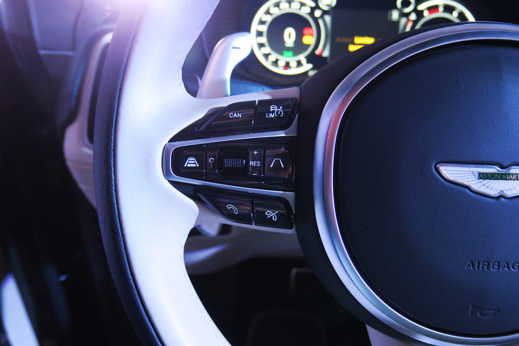 アストンマーティンDBX（ステアリングスイッチ）