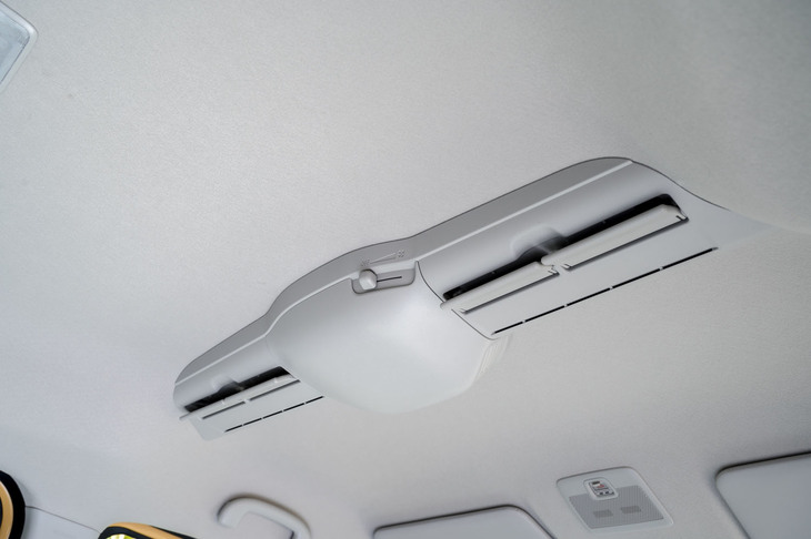 後席にもエアコンの風を送り込む天井サーキュレーターは、運転席からでも操作しやすいようにスイッチの位置が変更されている。