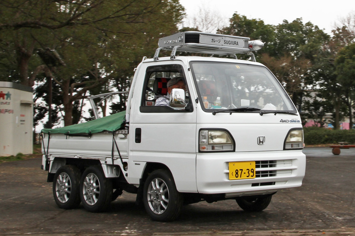 6輪の「アクティ トラック」？　その実体は雪上走行用の「アクティ クローラ」。ホンダは「T360」から雪上走行キットをオプション設定していたが、この2代目アクティが雪上仕様の最終モデルになるとのこと。雪上走行の際は、後ろ2輪にクローラ（無限軌道＝キャタピラー）を掛けるというわけだ。この個体は1996年式だが、1988年にデビューした2代目アクティの継続生産モデルということで参加資格が得られた。