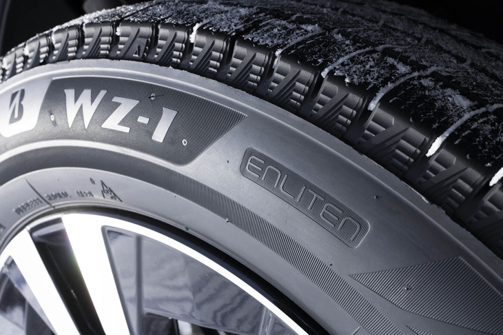 ブリヂストンの「ブリザックWZ-1」は、「ENLITEN（エンライトン）」と呼ばれる新たな商品設計基盤技術を乗用車用スタッドレスタイヤとして初採用している。