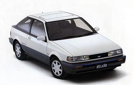 「マツダ・エチュード」は1987年にデビューした「ファミリア」ベースのスペシャリティークーペ。1989年に生産中止となり、マツダの歴史からひっそりとフェードアウトした。