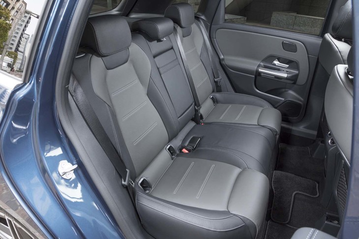 前席同様、後席（写真）も2トーンカラー。中央席の背もたれは、左右席のアームレスト（カップホルダー付き）を兼ねる。