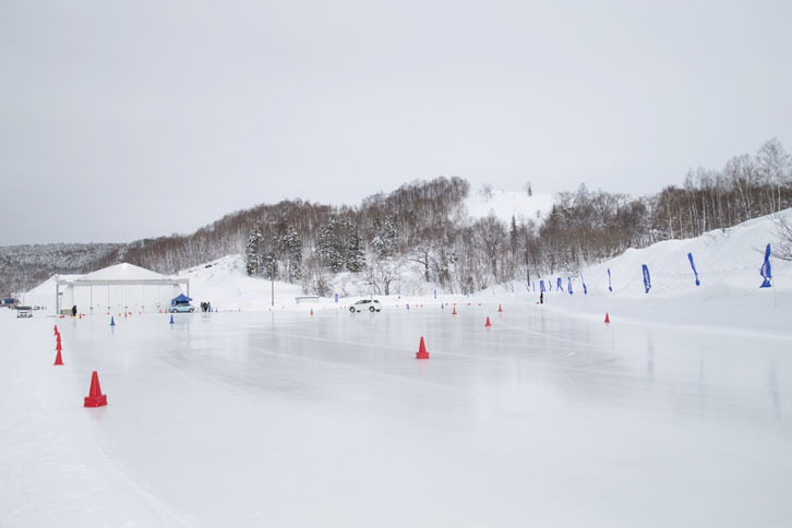 全面が氷盤路となるアイスハンドリングコースも用意された。テスト車は旧型「日産リーフ」。