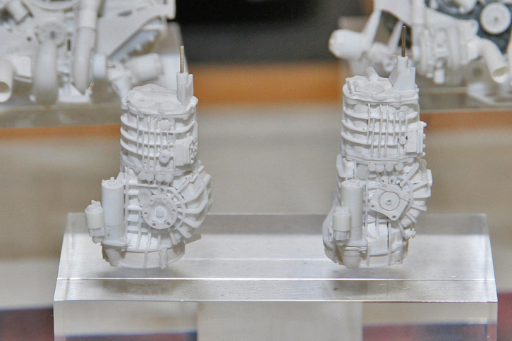 左側は前出の「ポルシェ935」のシングルターボエンジン、右側は同じくポルシェ935のツインターボエンジン用のギアボックス。製作方法はエンジンと同じくプラ板の積層……ため息しか出てこない。