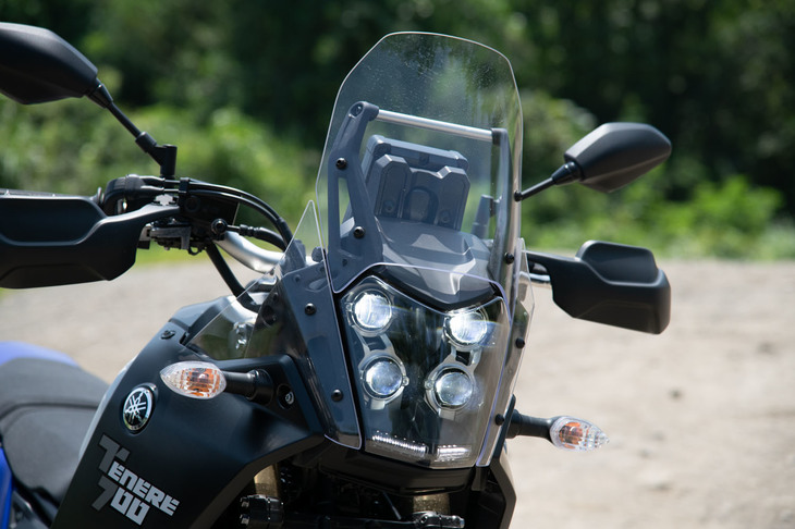 風防効果抜群のスクリーンと4灯のLEDヘッドランプが個性的なフロントまわり。灯火は上段がロービーム、下段がハイビームとなっている。