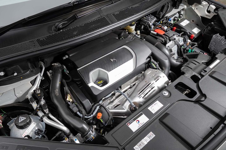 フロントには最高出力200PSの1.6リッターターボエンジンと同110PSのモーターを搭載。リアの同112PSのモーターと合わせてシステム全体で同300PSを発生する。