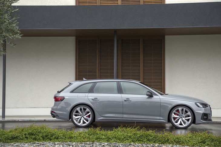 4代目となる新型「RS 4アバント」は、2017年9月のフランクフルトモーターショーでデビュー。日本では2019年1月に発売された。