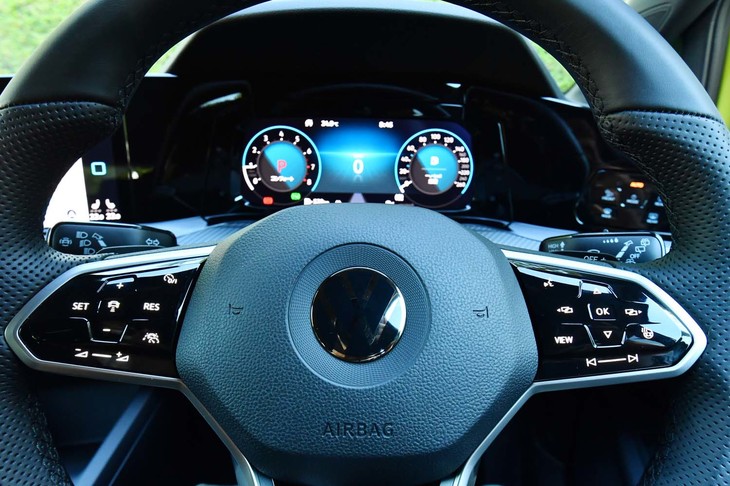 「eTSI Rライン」ではステアリングスイッチもすべてタッチ式を使う。できることは下位グレードのボタン式と変わらないが、オーディオの選曲時などにピタリと止めづらいのが難点。