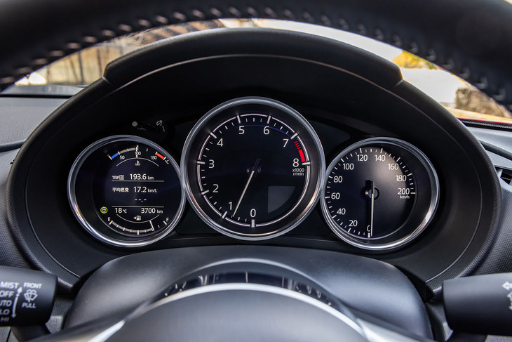 3眼式のメーターは中央の速度計が液晶デジタル式に変更された。左のディスプレイの表示には、「マツダ・レーダー・クルーズ・コントロール」の作動画面を追加している。