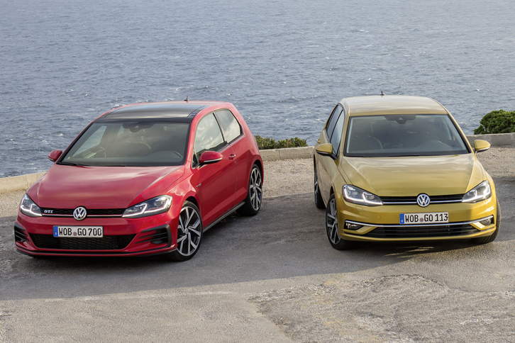 マイナーチェンジが施された、7代目「フォルクスワーゲン・ゴルフ」。今回は、1.5リッターの「TSIハイライン」（写真右）と、2リッターの「GTI」（同左）に試乗した。