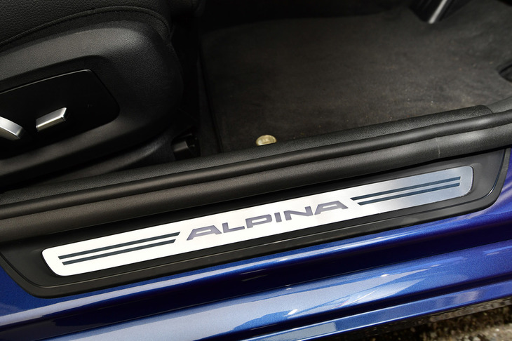 乗り降りの際には、照明付きのドア・シル・プレートが足元を演出する。