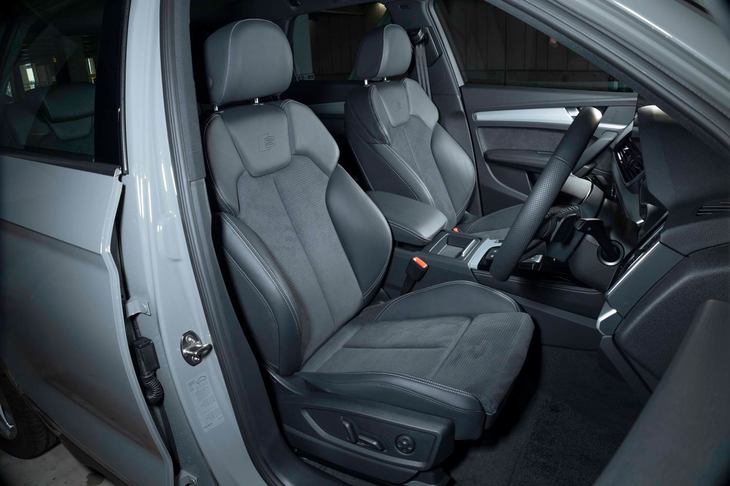「Sライン」や「SQ5」に装備されるマイクロファイバーとレザーのスポーツシート。「Q5」の前席には、電動調整機構やシートヒーターが標準装備される。